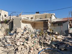 الاحتلال يجبر مواطنة على هدم منزلها في القدس