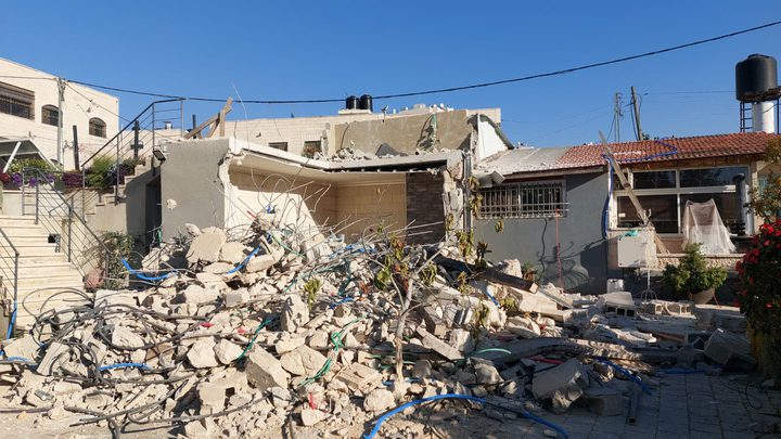 الاحتلال يجبر مواطنة على هدم منزلها في القدس