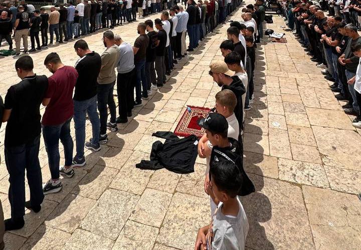 عشرات الآلاف يؤدون صلاة الجمعة في المسجد الأقصى المبارك، رغم مسيرات المستوطنين وإجراءات شرطة الاحتلال