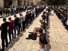 عشرات الآلاف يؤدون صلاة الجمعة في المسجد الأقصى المبارك، رغم مسيرات المستوطنين وإجراءات شرطة الاحتلال