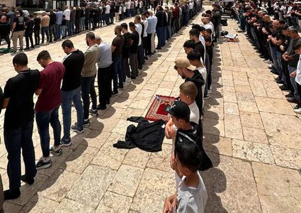 عشرات الآلاف يؤدون صلاة الجمعة في المسجد الأقصى المبارك، رغم مسيرات المستوطنين وإجراءات شرطة الاحتلال
