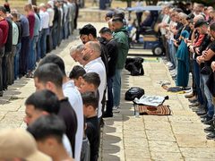 عشرات الآلاف يؤدون صلاة الجمعة في المسجد الأقصى المبارك، رغم مسيرات المستوطنين وإجراءات شرطة الاحتلال