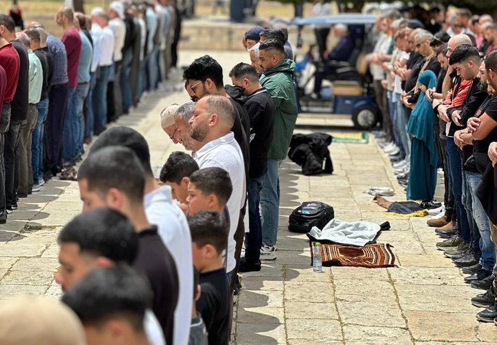 عشرات الآلاف يؤدون صلاة الجمعة في المسجد الأقصى المبارك، رغم مسيرات المستوطنين وإجراءات شرطة الاحتلال