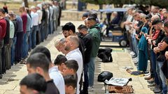 عشرات الآلاف يؤدون صلاة الجمعة في المسجد الأقصى المبارك، رغم مسيرات المستوطنين وإجراءات شرطة الاحتلال