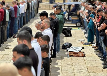 عشرات الآلاف يؤدون صلاة الجمعة في المسجد الأقصى المبارك، رغم مسيرات المستوطنين وإجراءات شرطة الاحتلال