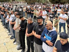 عشرات الآلاف يؤدون صلاة الجمعة في المسجد الأقصى المبارك، رغم مسيرات المستوطنين وإجراءات شرطة الاحتلال