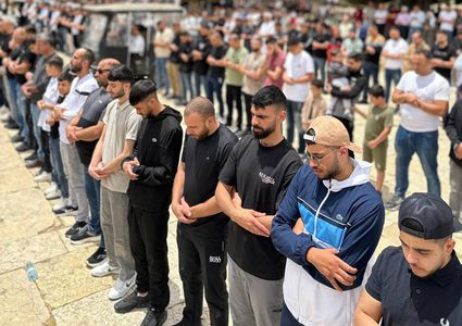 عشرات الآلاف يؤدون صلاة الجمعة في المسجد الأقصى المبارك، رغم مسيرات المستوطنين وإجراءات شرطة الاحتلال