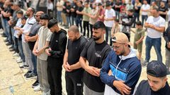 عشرات الآلاف يؤدون صلاة الجمعة في المسجد الأقصى المبارك، رغم مسيرات المستوطنين وإجراءات شرطة الاحتلال