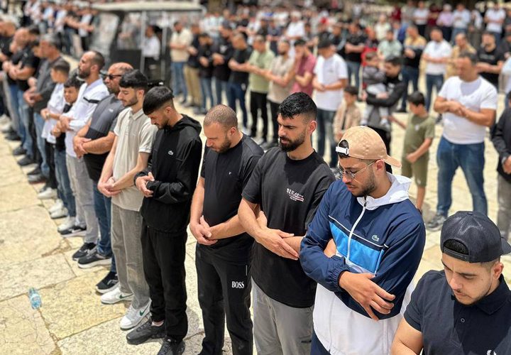 عشرات الآلاف يؤدون صلاة الجمعة في المسجد الأقصى المبارك، رغم مسيرات المستوطنين وإجراءات شرطة الاحتلال