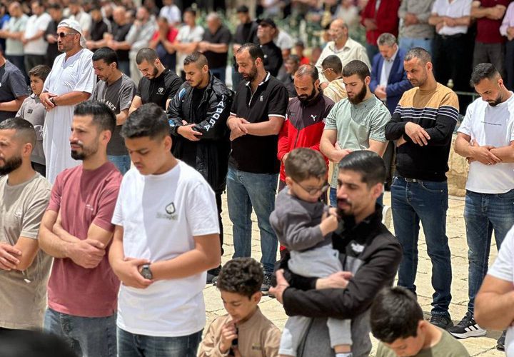 عشرات الآلاف يؤدون صلاة الجمعة في المسجد الأقصى المبارك، رغم مسيرات المستوطنين وإجراءات شرطة الاحتلال
