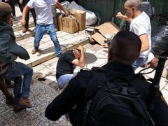مستوطنون يعتدون على محال تجارية في البلدة القديمة بالقدس
