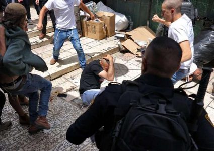 مستوطنون يعتدون على محال تجارية في البلدة القديمة بالقدس