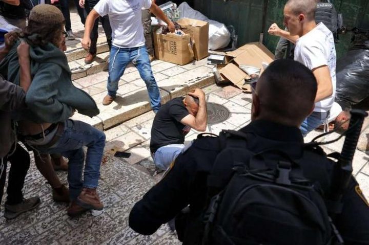 مستوطنون يعتدون على محال تجارية في البلدة القديمة بالقدس