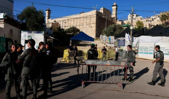 اعتقالات ومنع تجول :مستوطنون يهاجمون الأهالي قرب المسجد الإبراهيمي
