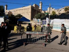 اعتقالات ومنع تجول :مستوطنون يهاجمون الأهالي قرب المسجد الإبراهيمي