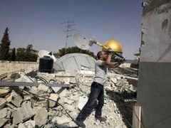الاحتلال يجبر مقدسيا على هدم منزله في جبل المكبر