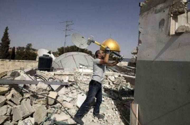 الاحتلال يجبر مقدسيا على هدم منزله في جبل المكبر