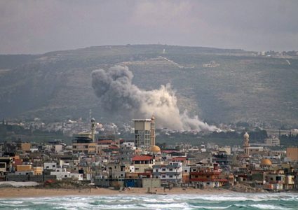 غارات إسرائيلية على جنوب لبنان وشرقه رغم تمديد الهدنة