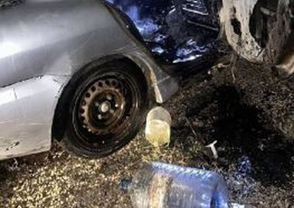 آثار إحراق المستوطنين مركبة فلسطينية وكتابة شعارات عنصرية على الجدران في منطقة صافا ببلدة بيت أمر شمال الخليل.