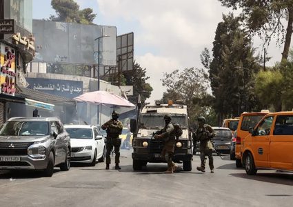 الاحتلال يشن حملة مداهمات واعتقالات في الضفة