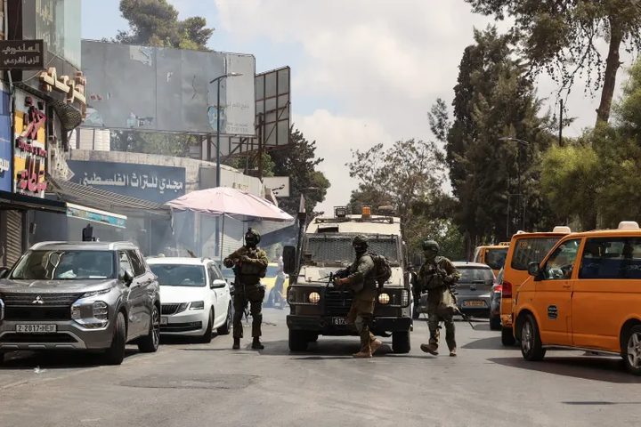 الاحتلال يشن حملة مداهمات واعتقالات في الضفة