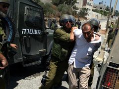 قوات الاحتلال تعتقل شقيقين من حوسان غرب بيت لحم