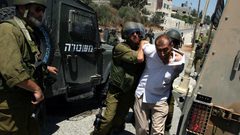 قوات الاحتلال تعتقل شقيقين من حوسان غرب بيت لحم
