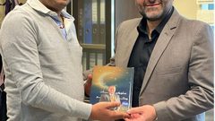 د. أحمد شرف يهدي مركز إعلام النجاح كتاب "سلوكيات صائم" المستند إلى برنامج مصور