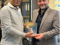 د. أحمد شرف يهدي مركز إعلام النجاح كتاب "سلوكيات صائم" المستند إلى برنامج مصور