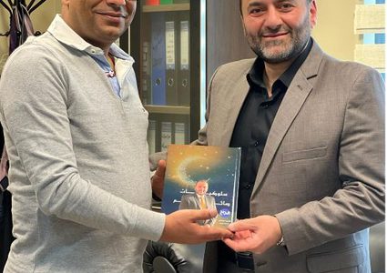 د. أحمد شرف يهدي مركز إعلام النجاح كتاب "سلوكيات صائم" المستند إلى برنامج مصور