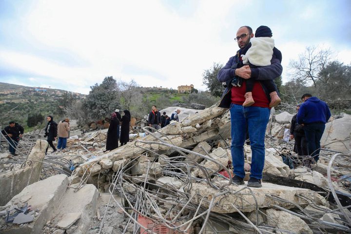 الاحتلال ينذر بإخلاء 12 بلدة جنوب لبنان ويواصل غاراته