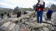 الاحتلال ينذر بإخلاء 12 بلدة جنوب لبنان ويواصل غاراته