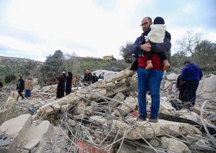 الاحتلال ينذر بإخلاء 12 بلدة جنوب لبنان ويواصل غاراته
