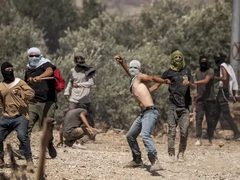 مستوطنون يختطفون مواطناً ويعتدون على أهالي تجمع المعازي شرق القدس