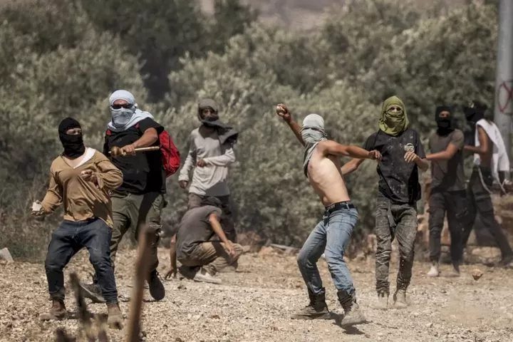 مستوطنون يختطفون مواطناً ويعتدون على أهالي تجمع المعازي شرق القدس