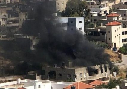 قوات الاحتلال تحرق عدة منازل في مخيم جنين