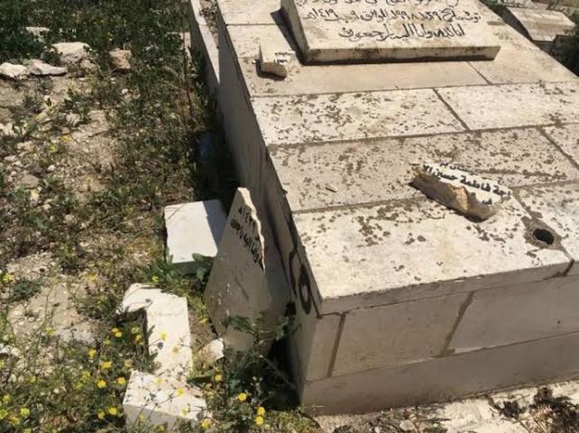 مستوطنون يدمرون شواهد قبور شرق بيت لحم