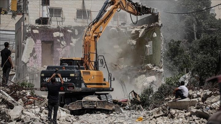 الاحتلال يخطر بهدم 7 منازل و4 منشآت في بلدة حزما شمال شرق القدس المحتلة