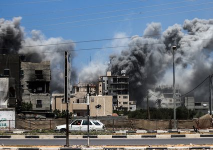 إصابات بينهم خطيرة جراء قصف الاحتلال منزلاً في مخيم المغازي