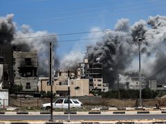 إصابات بينهم خطيرة جراء قصف الاحتلال منزلاً في مخيم المغازي