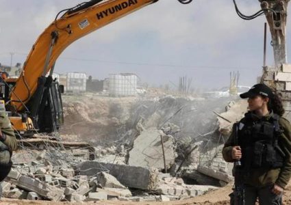 الاحتلال يهدم 3 بركسات ويُتلف أعلافًا شرق بيت لحم