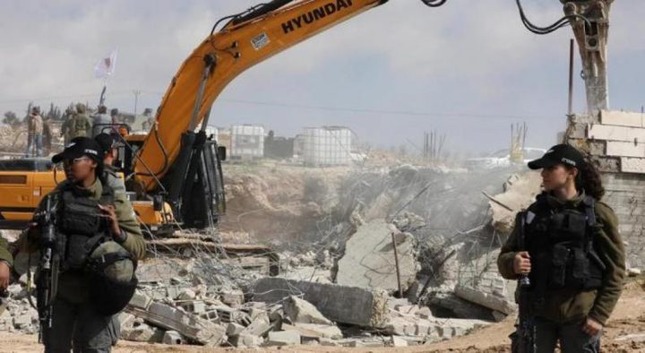 الاحتلال يهدم 3 بركسات ويُتلف أعلافًا شرق بيت لحم