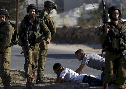 الاحتلال يعتقل نحو 20 مواطنا من حزما شرق القدس ويغلق مداخلها