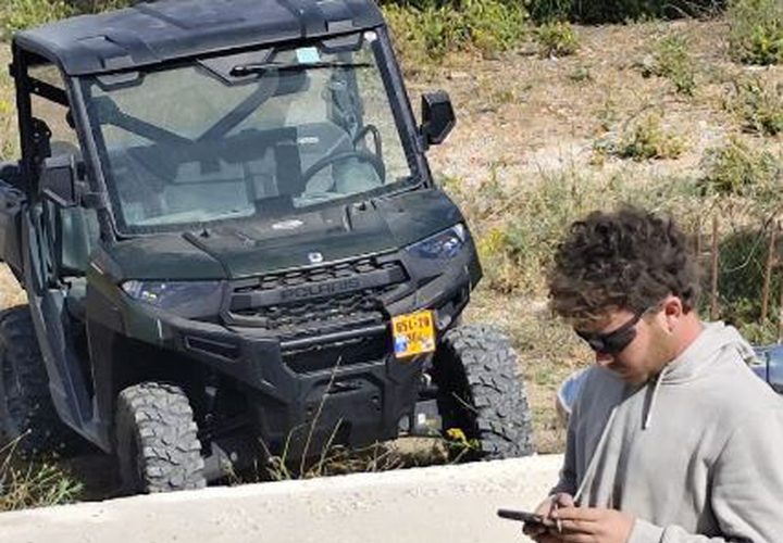 مستوطن يقوم يتخريب شبكة الكهرباء ويقص أعمدة في أراضي قرية مادما جنوب نابلس.