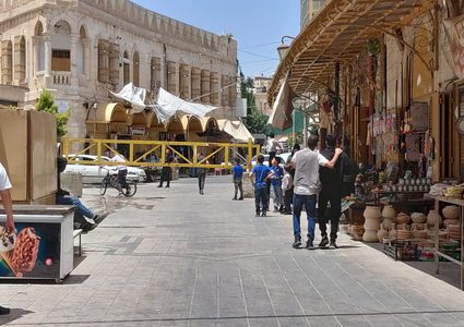 الاحتلال ينصب بوابة حديدية وبرجًا عسكريًا في البلدة القديمة بالخليل