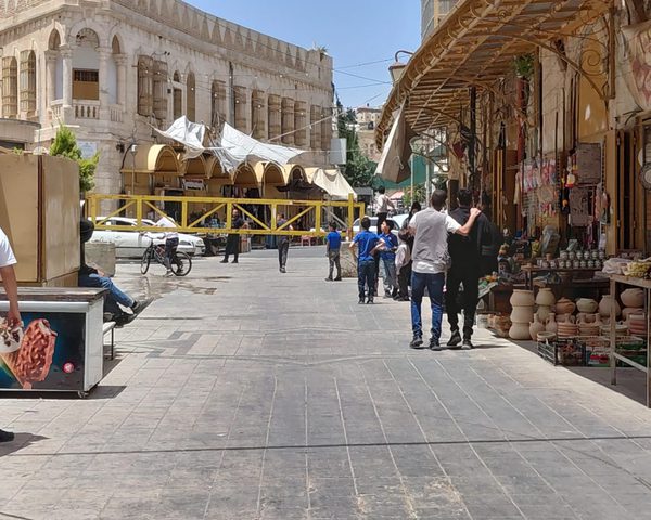 الاحتلال ينصب بوابة حديدية وبرجًا عسكريًا في البلدة القديمة بالخليل