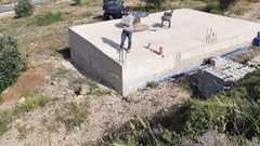 مستوطن يقوم يتخريب شبكة الكهرباء ويقص أعمدة في أراضي قرية مادما جنوب نابلس.