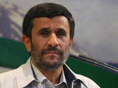 نيويورك تايمز: أمريكا وإسرائيل راهنتا على أحمدي نجاد لقيادة إيران