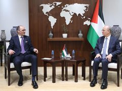 رئيس الوزراء يدعو ألمانيا للضغط للإفراج عن أموال المقاصة ووقف الاستيطان