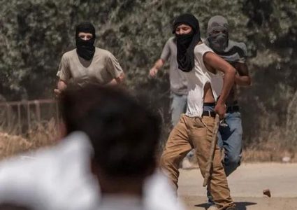 مستوطنون يهاجمون منازل المواطنين في المسعودية شمال غرب نابلس